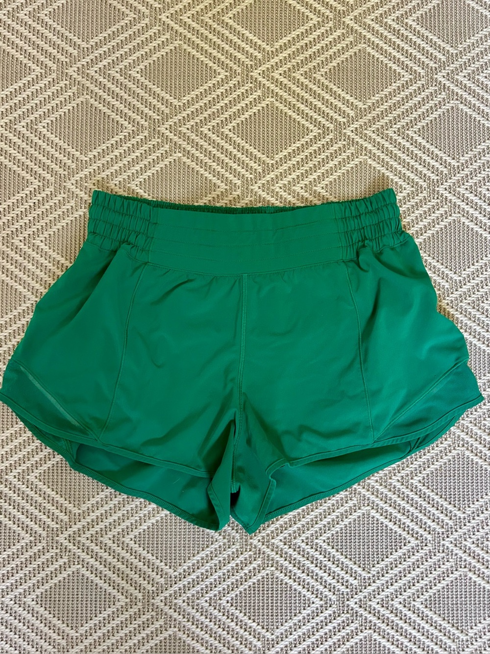 Lululemon green shorts hotty hot high-rise lined 2.5” size 8